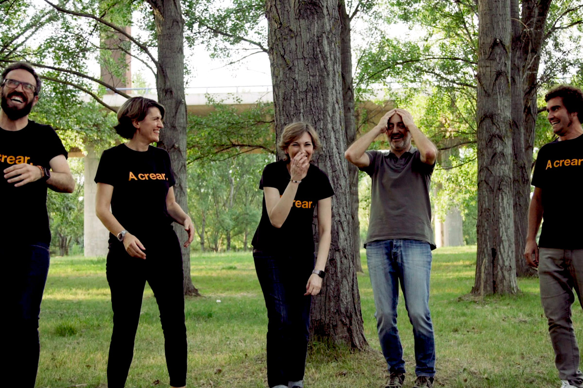 A crear también le da una patada al bicho