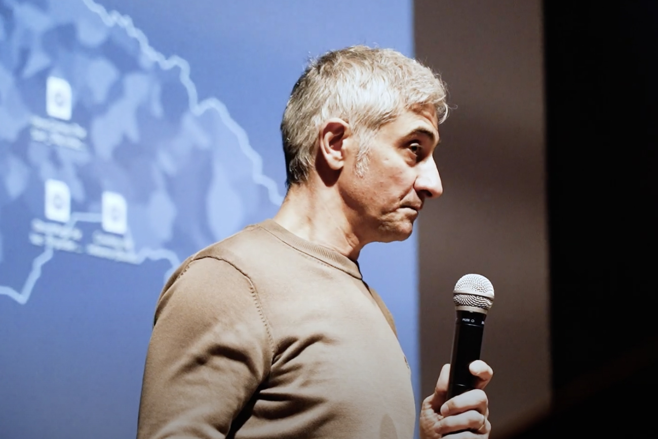 Imágenes y video de la charla de César Cabañas