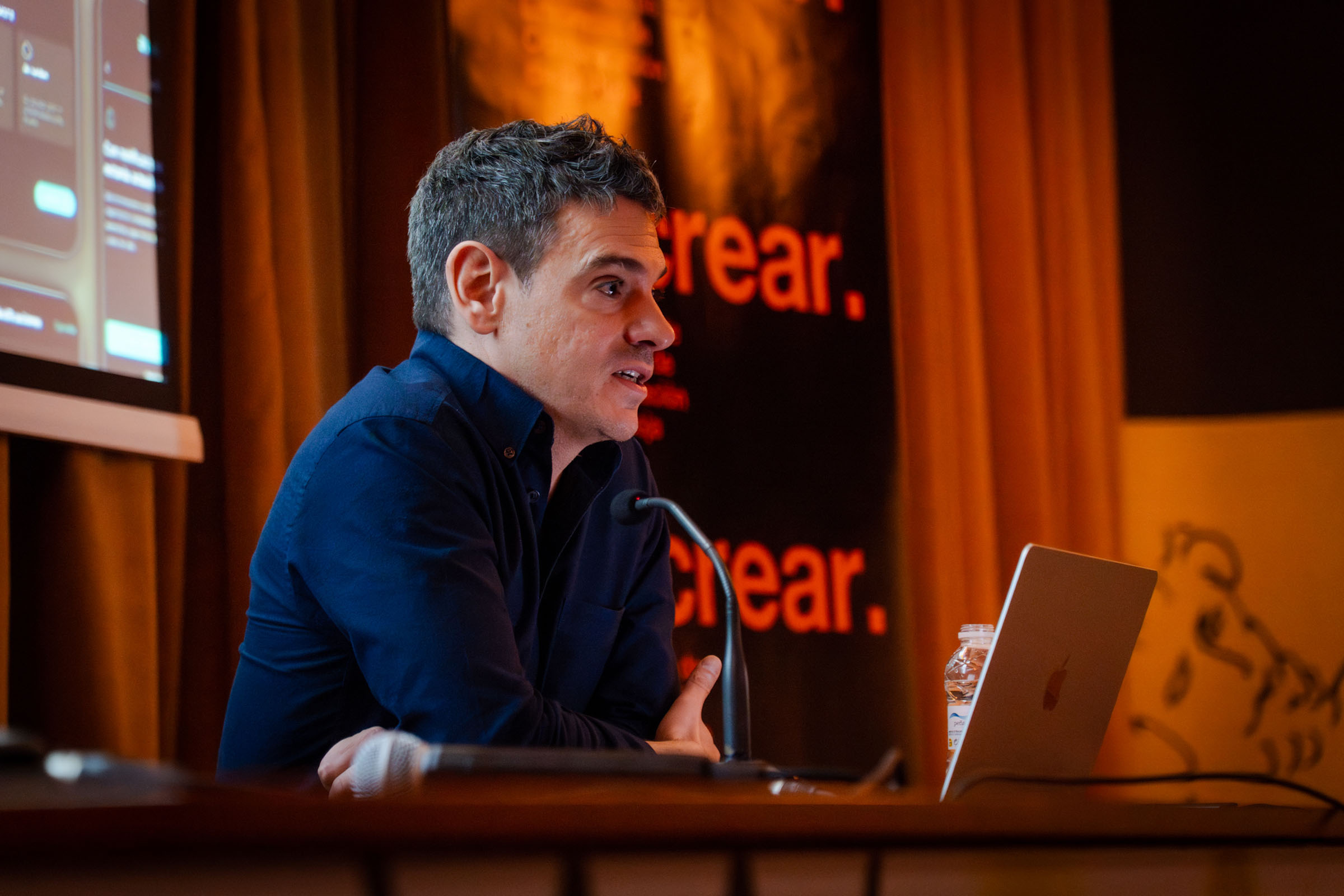 Charla de Miguel Zorraquino: 'Diseño, tecnología y negocio para transformar las organizaciones, la sociedad, incluso el mundo'